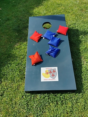 Cornhole-Spiel mit Sticker des Freibads